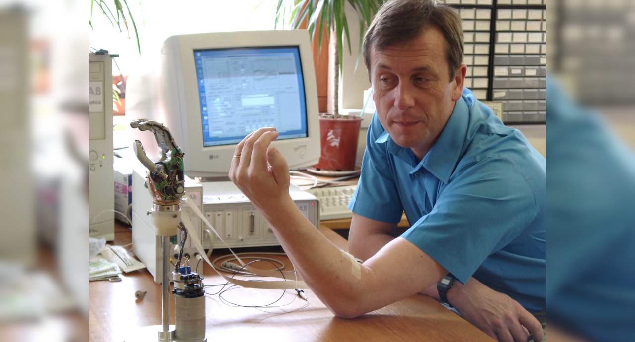 The First Cyborg Kevin Warwick: I was able to give a robot a biological brain