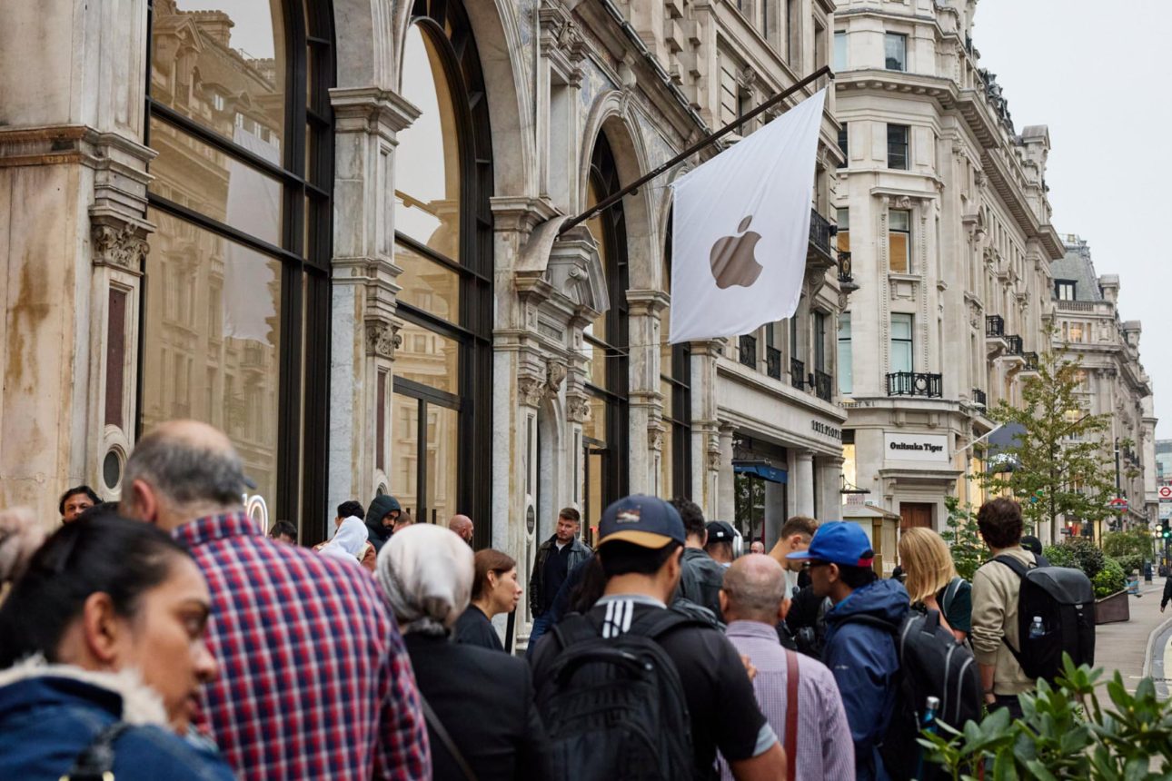Apple Explores AI-Powered Search, Signaling Potential Break from Google